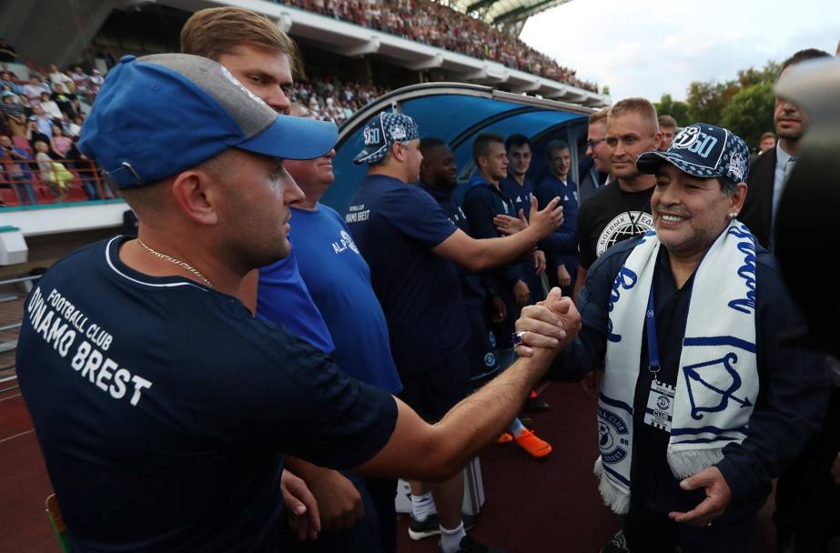 Diego Armando Maradona saluta i tifosi. Epa